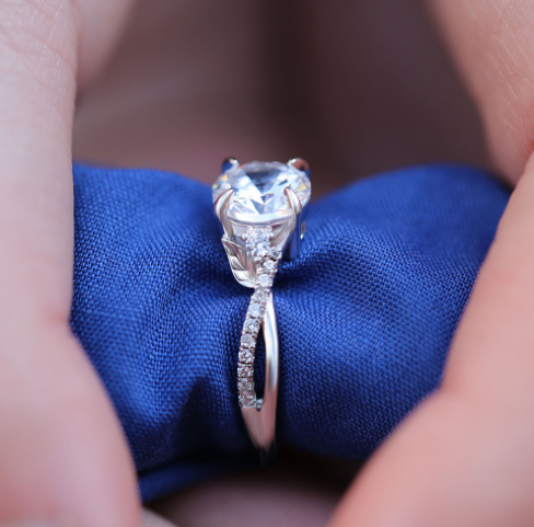 Hao Moissanite Round Ring - Luxe Daily Wear